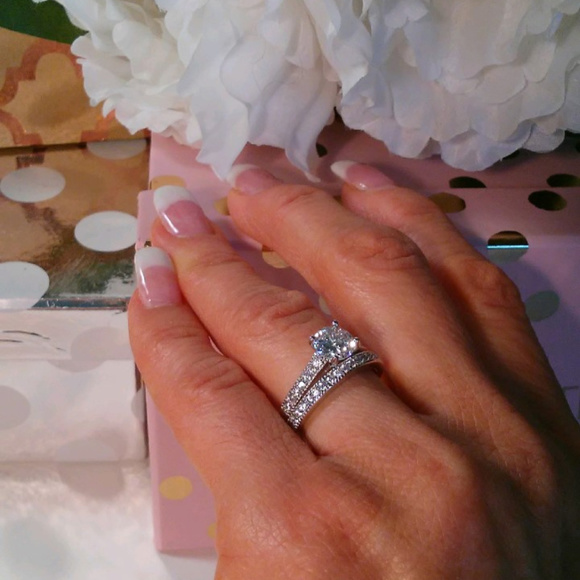 Simulated Diamonds Wedding Engagement Wedding Set Round Ring - Picture 6 of 11